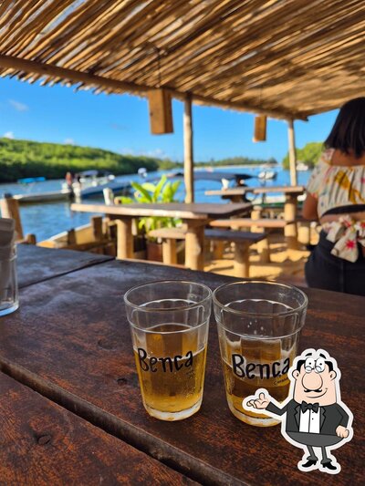 Sente em uma das mesas no Bença Caraíva Restaurante Bar
