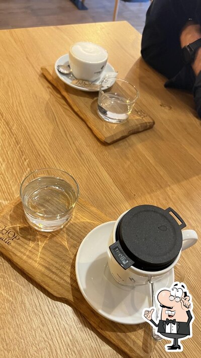Siediti a un tavolo di Hop Caffe