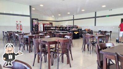 Sente em uma das mesas no Restaurante Vereda Verde