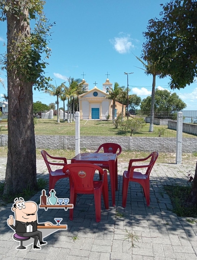 Sente em uma das mesas no Restaurante Recanto Pôr do Sol