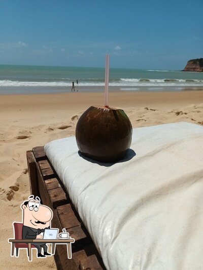 Sente em uma das mesas no Solar Casa da Praia