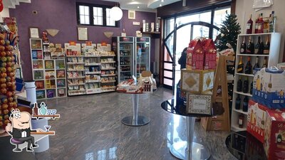 Dai un'occhiata agli interni di BAR KING PIZZERIA TAVOLA CALDA