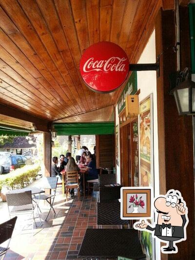 Sente em uma das mesas no Salvaterra Café