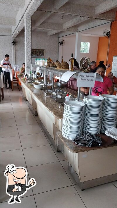 Sente em uma das mesas no Churrascaria, Lanchonete e Hotel 500 da Régis