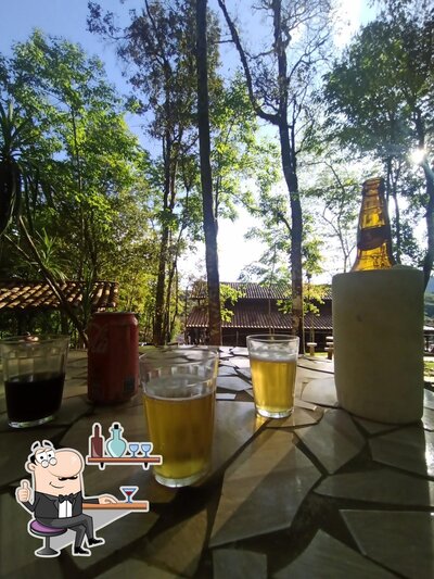 Sente em uma das mesas no Quiosque bar off road