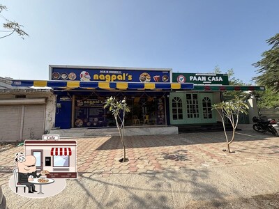 You can get some fresh air at the outside area of Nagpal Chole bhature