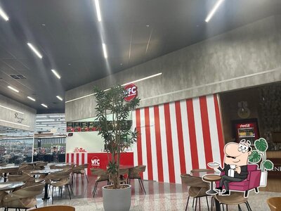 Sente em uma das mesas no WFC Frango Frito - Torres RS