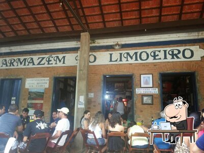 Sente em uma das mesas no Armazém do Limoeiro