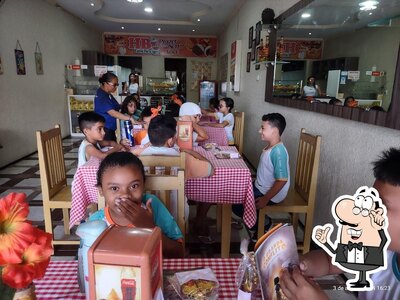 Sente em uma das mesas no HB Lanches