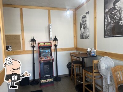 Installez-vous à l'une des tables de Restaurant Emma