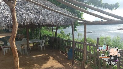 Sente em uma das mesas no Bar e restaurante do Ceará