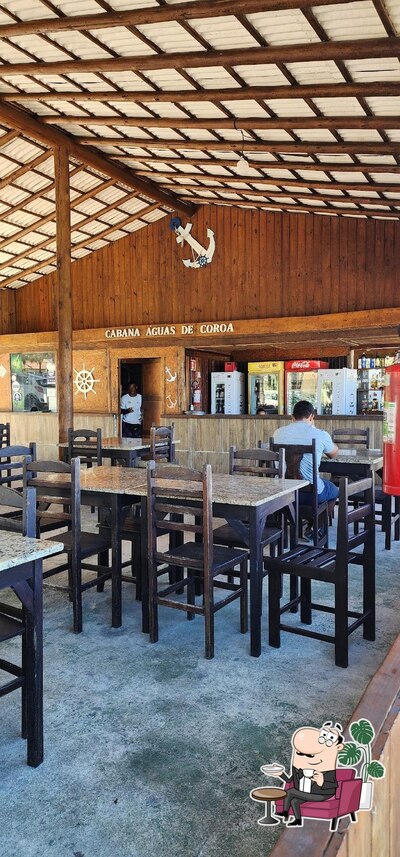 Sente em uma das mesas no Cabana Águas De Coroa