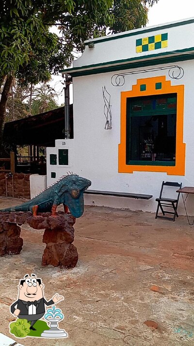 Você pode espairecer no na área externa do Espaço Arte Café e Sorveteria