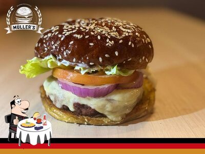 Deguste um dos hambúrgueres disponíveis no Müller's