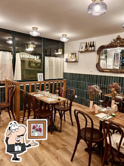 Installez-vous à l'une des tables de Rascasse
