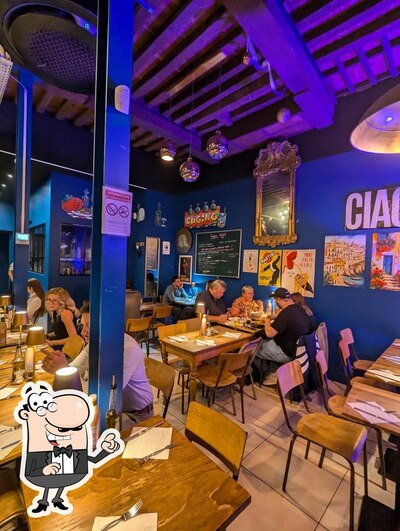 Installez-vous à l'une des tables de Cugino Bar