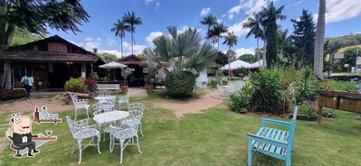 Sente em uma das mesas no Tuia - Gastronomia e Arte