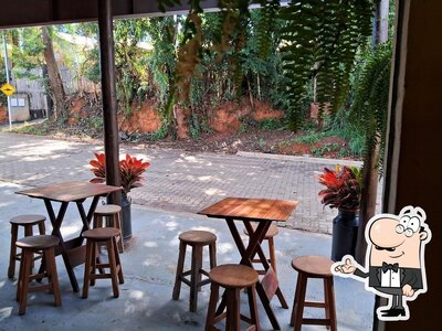 Sente em uma das mesas no Padaria e Restaurante da Marcia