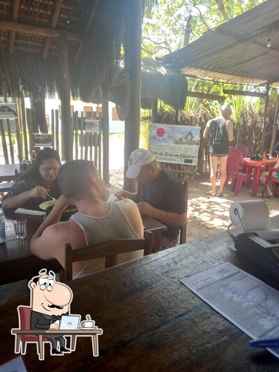 Sente em uma das mesas no Restaurante O Cajueiro