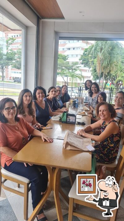 Sente em uma das mesas no Divipan