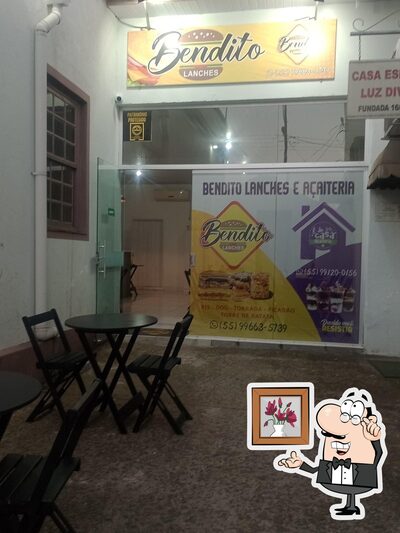 Sente em uma das mesas no Bendito Lanches