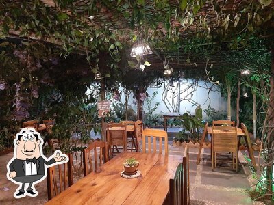 Sente em uma das mesas no Delícias E Café
