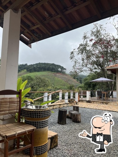 Sente em uma das mesas no Casarão Quito Costa