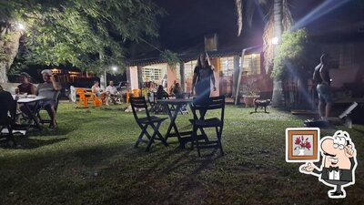 Sente em uma das mesas no Fênix Pizzaria