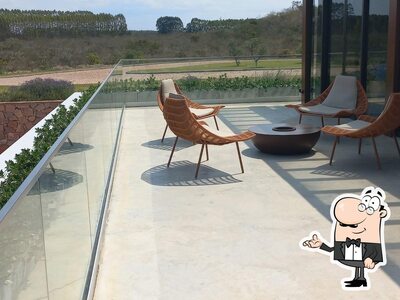Sente em uma das mesas no Restaurante Arenito