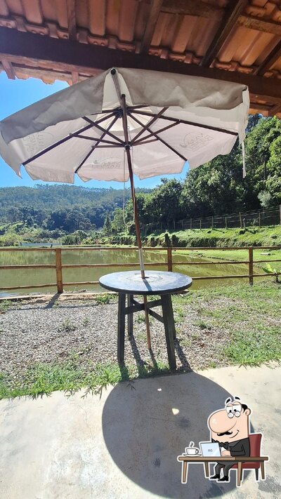 Sente em uma das mesas no Pesqueiro e Restaurante Vara Bambu