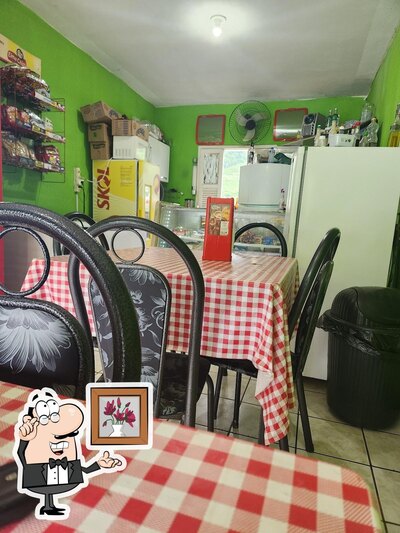 Sente em uma das mesas no Lanchonete & Restaurante Da Rosa ( Nestor Costa )
