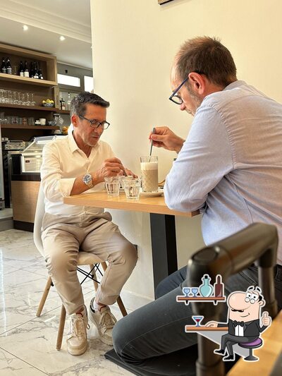 Dai un'occhiata agli interni di Caffè Università