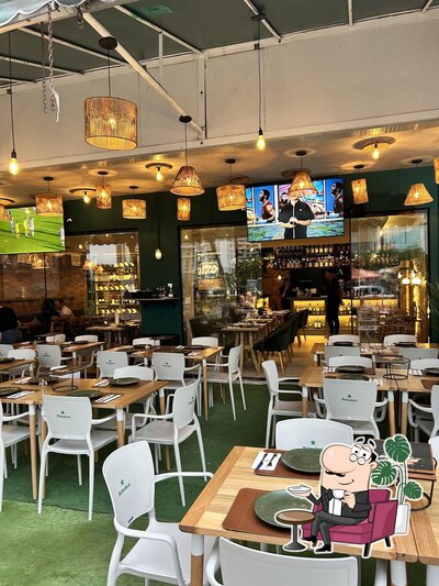 Sente em uma das mesas no Bratza Pizzaria Barra Mall