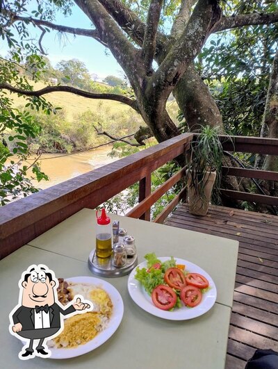 Sente em uma das mesas no Restaurante Santo Antônio