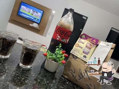 Sente em uma das mesas no Santos Burguer