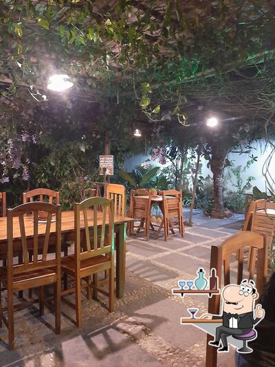 Sente em uma das mesas no Delícias E Café