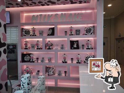 Sente em uma das mesas no Milky Moo