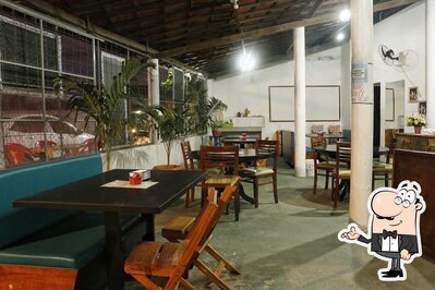 Sente em uma das mesas no Pizzaria da Mainha