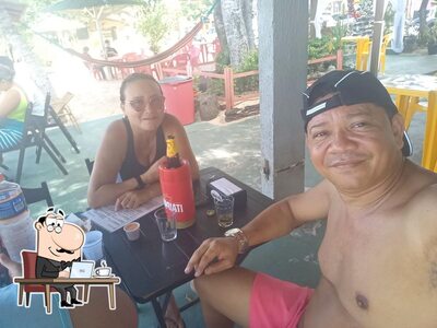 Sente em uma das mesas no Barraca Tambatajá