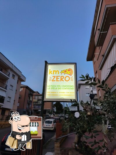 Puoi goderti l'aria fresca da seduto all'esterno di Km ZERO