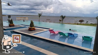 Sente em uma das mesas no Ecoilha Alto Bonito