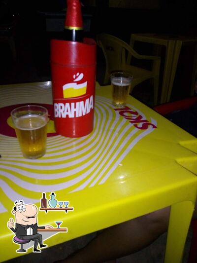 Sente em uma das mesas no Bar do murilo