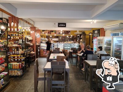 Sente em uma das mesas no Casa do Suco e Café