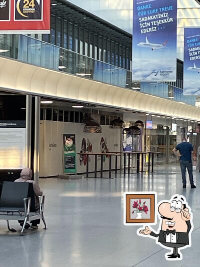 Installez-vous à l'une des tables de Mövenpick Café Terminal C