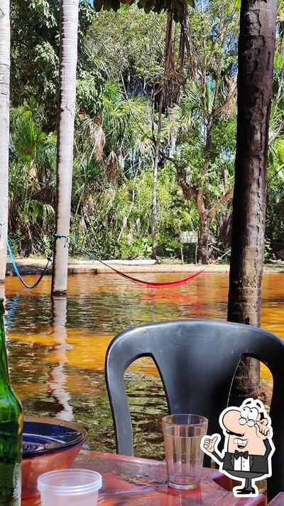 Sente em uma das mesas no Balneário Sempre Alegre