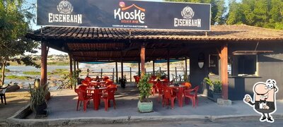 Sente em uma das mesas no kioske beira rio
