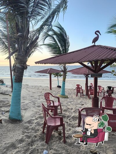Sente em uma das mesas no Tony Lanches