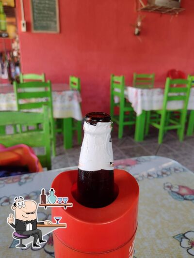 Sente em uma das mesas no Bar do Lula
