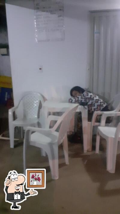 Sente em uma das mesas no Bar e Mercearia Desvio de Rota (Bar do Ceará)