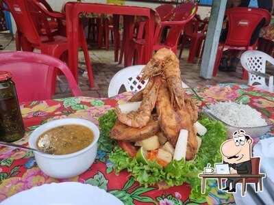 Sente em uma das mesas no Bar e restaurante recanto dos caiçaras